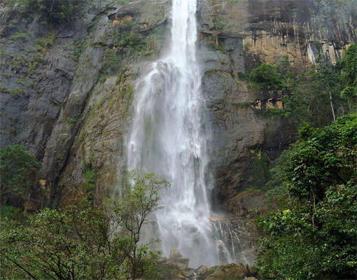   (Diyaluma Falls)