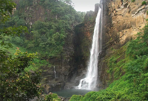    (Lakshapana Ella Falls)